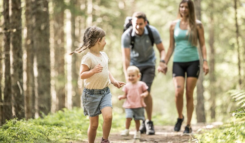 Wandern mit der Familie im Wald Hotel Theresa Zillertal | © Zillertal Arena