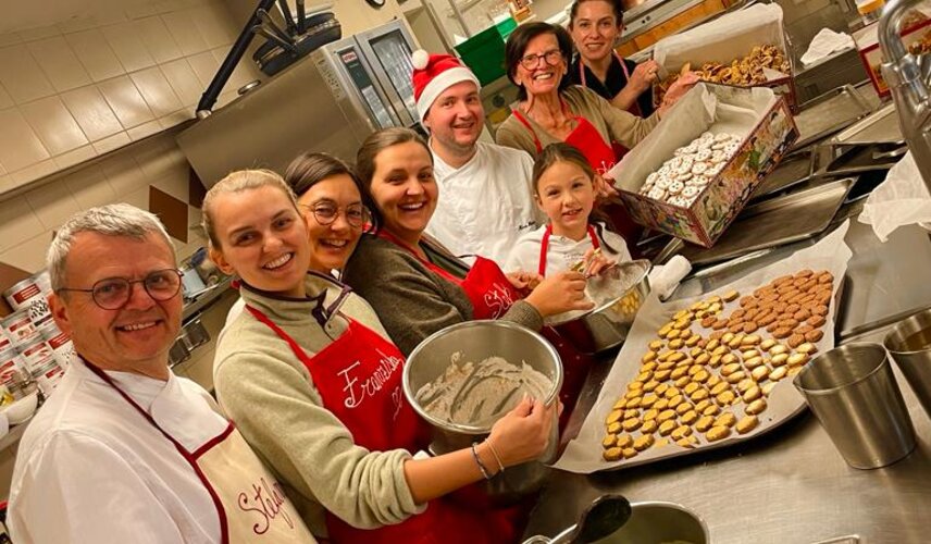 Familie Egger beim Weihnachtskekse backen im Hotel THERESA im Zillertal