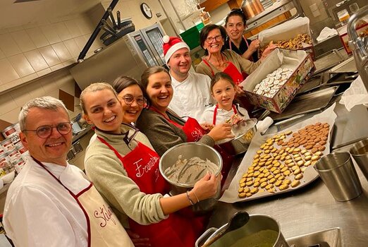 Familie Egger beim Weihnachtskekse backen im Hotel THERESA im Zillertal