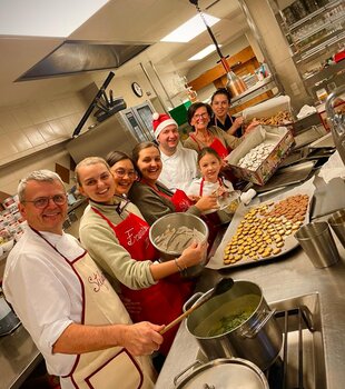 Familie Egger beim Weihnachtskekse backen im Hotel THERESA im Zillertal