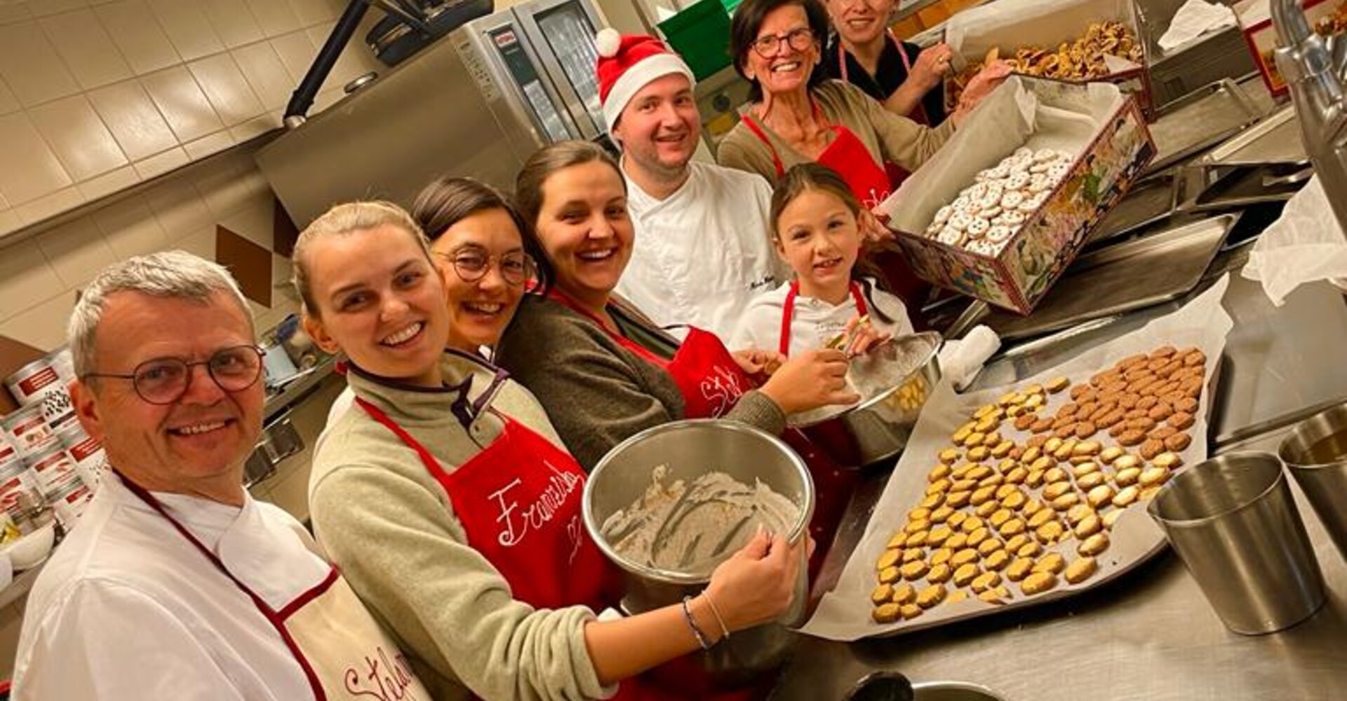 Familie Egger beim Weihnachtskekse backen im Hotel THERESA im Zillertal