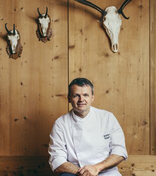 Gastgeber Stefan Egger in der Stube Hotel Theresa