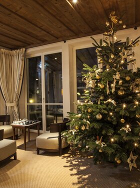 Weihnachten in Tirol Christbaum im Hotel Theresa im Zillertal Ein Christbaum steht in der Lounge des Hotel Theresa im Zillertal