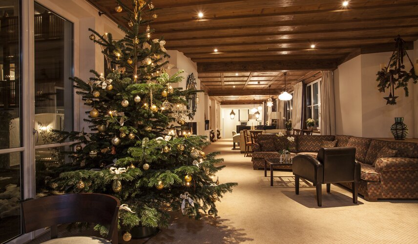 Loungebereich zu Weihnachten Christbaum Hotel Theresa im Zillertal