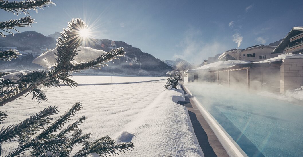 Wellnessurlaub 25 Meter Sportpool Hotel Theresa im Zillertal Das Hotel Theresa im Zillertal zeigt seinen 25-Meter-Pool im Winter