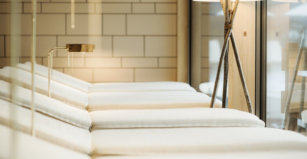 Ruheraum Relaxliegen im Hotel Theresa Zillertal Dieser Ruheraum im Hotel Theresa im Zillertal bietet einen weiten Ausblick auf die Landschaft