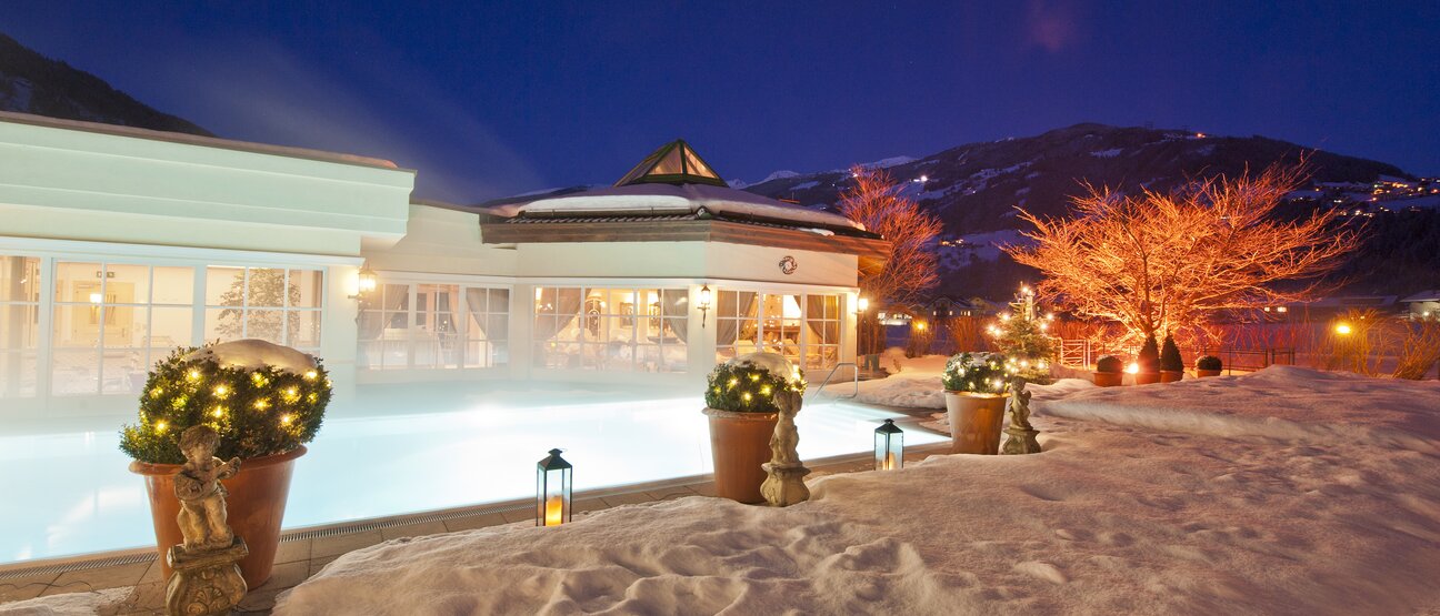 Winter Pool weihnachtliche Beleuchtung Hotel Theresa Zillertal