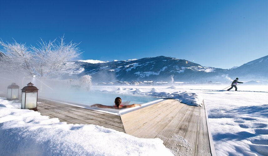 Wellnessurlaub im Zillertal Solepool im Winter mit Langläufer Hotel Theresa