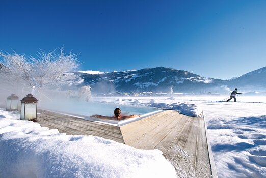 Wellnessurlaub im Zillertal Solepool im Winter mit Langläufer Hotel Theresa