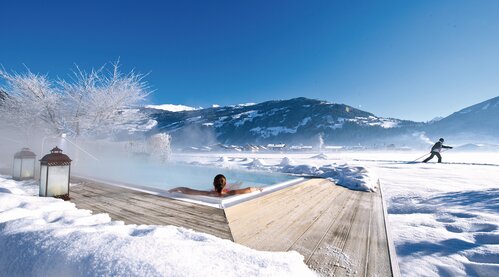 Wellnessurlaub im Zillertal Solepool im Winter mit Langläufer Hotel Theresa