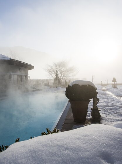 Winter Stimmung dampfender Pool Hotel Theresa Zillertal