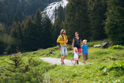 Familienurlaub im Sommer wandern Hotel Theresa Zillertal