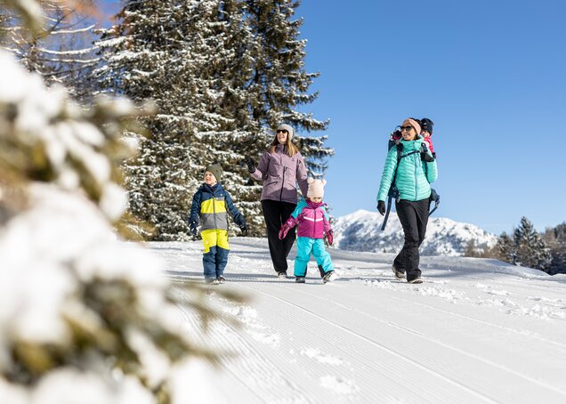 Winterwandern Familie Gerlos Almpromenade Zillertalarena Hotel Theresa im Zillertal