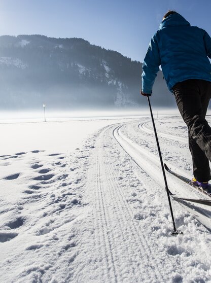 Winterurlaub Langlaufen Winter Hotel Theresa im Zillertal Ein Mann läuft im Winter auf einer Langlaufloipe im Zillertal beim Hotel Theresa im Zillertal
