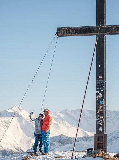 Ein Paar macht eine Winterwanderung in Königsleiten in der ZillertalArena